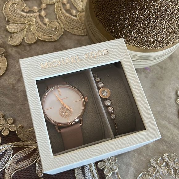 Michael Kors Ladies Watch and Bracelet Set - Picture 4 of 10